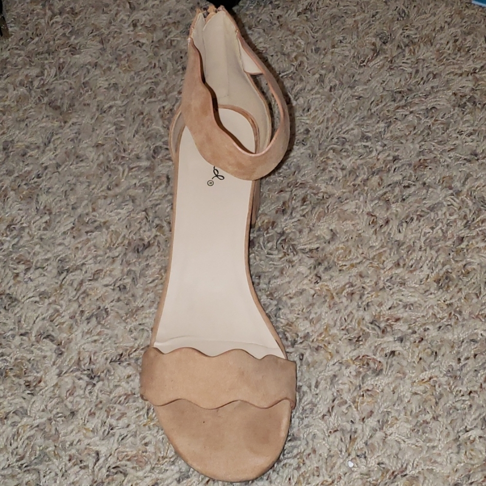 Quipped. Size 9. Blush/ neutral